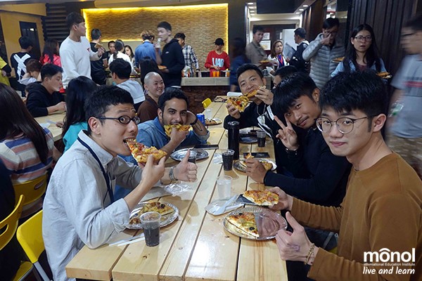 students-eating-pizza-dining-hall