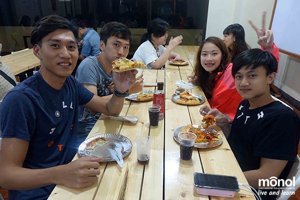 students-eating-pizza-dining-hall