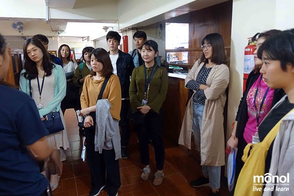 New-students-touring-the-campus