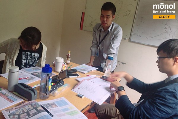 speaking-group-class-discussion-teacher-students