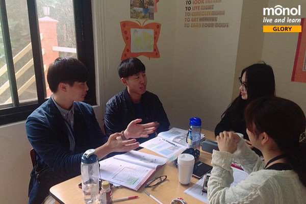 group-class-students-discussion